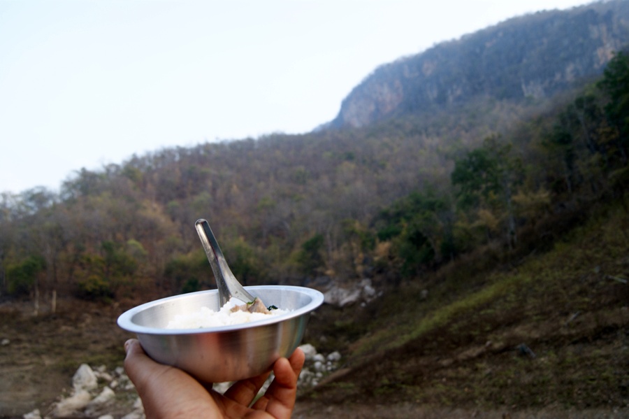กินข้าว กะกับข้าว และก็กับธรรมชาติแบบสดชื่น สดชื่น ไม่ได้กินบ่อยๆครับ  :love: :love: :love: :love: :