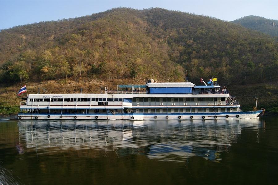 ไม่ใช่ครับ เป็นเรือที่ไว้สำหรับ พานักท่องเที่ยวล่องมาจาก ท่าก้อ ไปยังหน้าเขื่อน เพื่อชมธรรมชาติของเข