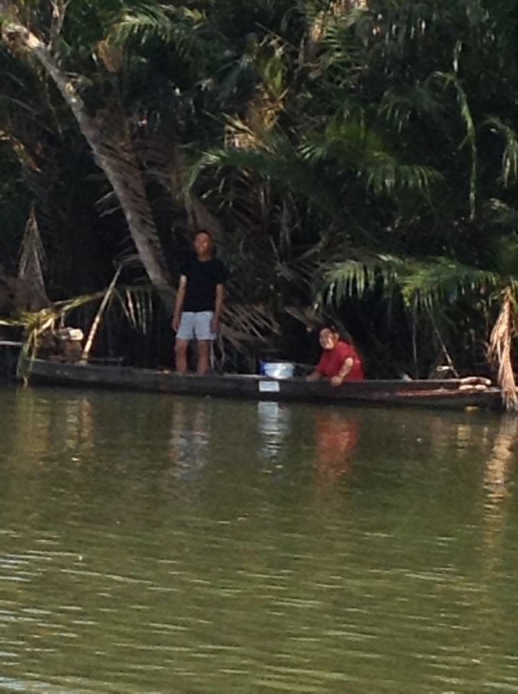 ลำที่ออกมาคู่กันที่ผมโดลงไปขับเรือบอกว่ากระพงหลุดไปหลายตัวมุดใต้เรือทั้งนั้น