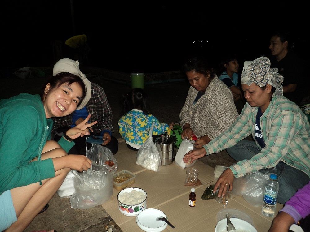มึดแล้วพวกเราล้อมวงกินข้าวกันครับเดี๋ยวค่อยตกต่อ