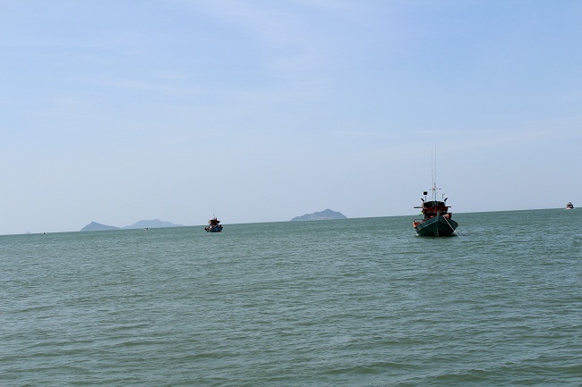 เรือเรารออยู่ข้างนอกคับ เพราะสั้งปั่นหมึกไว้รอ :love: :love: :love: