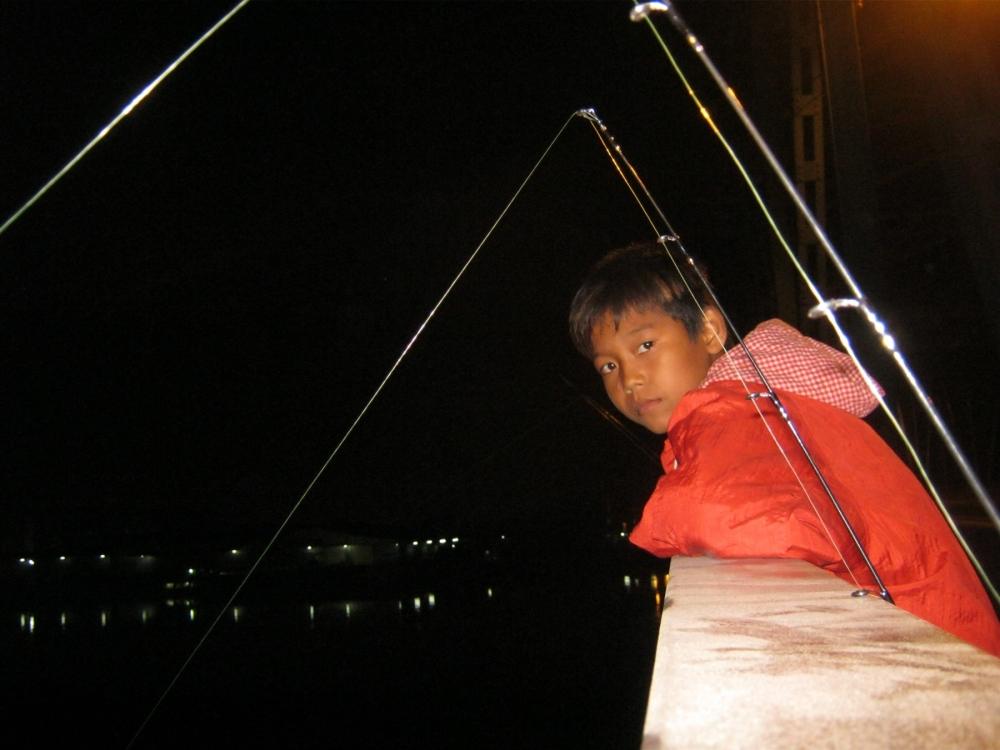 คืนนี้ได้พบกับน้องแน๊ก เจ้าถิ่นนวลฉวีครับ น้องแน๊กมาตกปลาที่นี่แทบทุกวันครับ บ้านน้องอยู่ตรงสะพานลอย