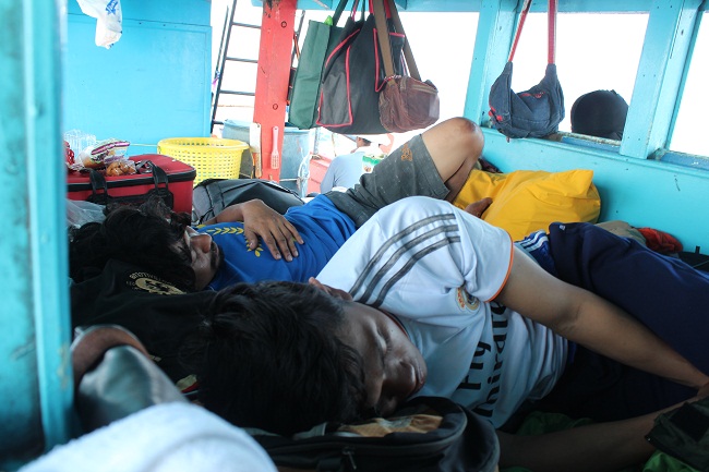เมาคลื่นนอนกันเป็นแถว :laughing: :laughing: :laughing: :laughing: