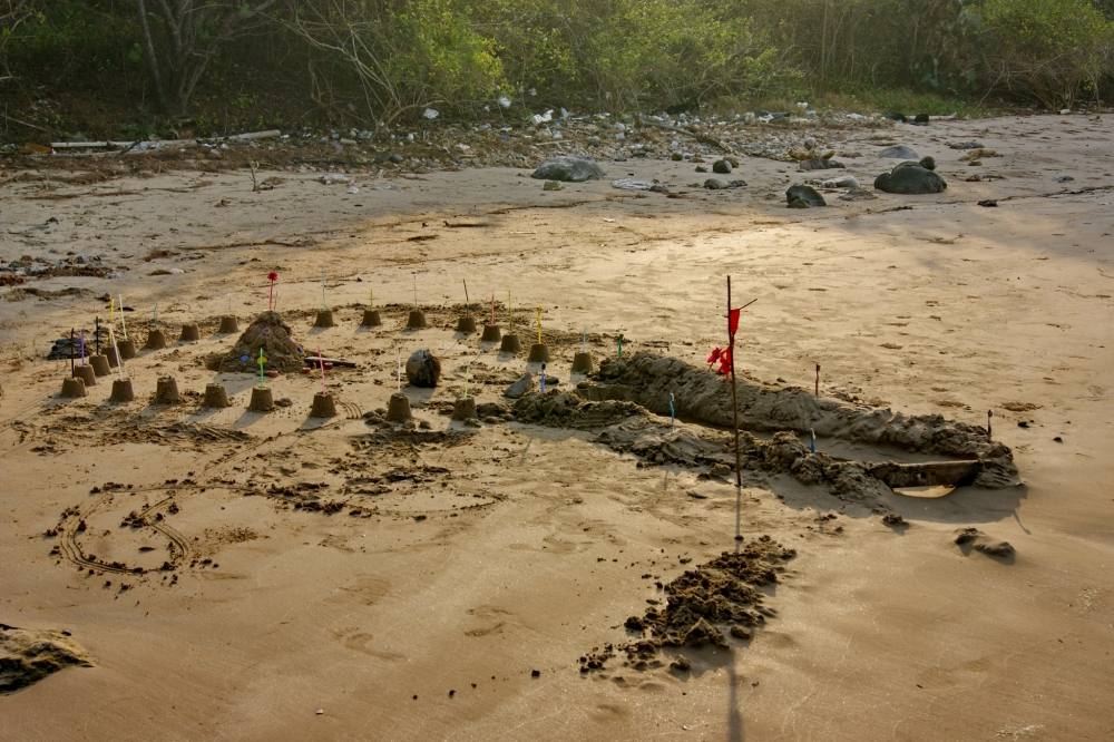 [b]เดินมาถึงหาดทราย...เจอซากเมืองร้างด้วย ครับ[/b] :laughing: :laughing:
[q][i]อ้างถึง: fishmen pos