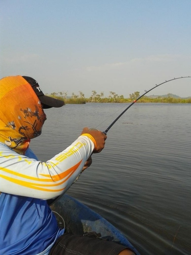 กำลังพายเรือกลับ...มีพลังงานบางอย่างทำให้เค้าตีเหยื่อออกไป