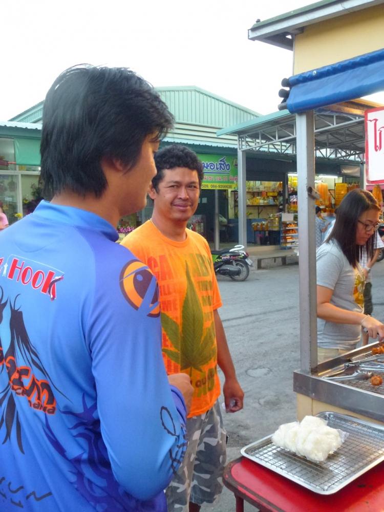 เช้าวันนัด ที่บ้านน้ากอล์ฟ...เสื้อส้มๆนั่นคือน้าเอ๋ครับ ซื้อเสบียงกันก่อนลงเรือ ได้ไก่ทอด-ข้าวเหนียว