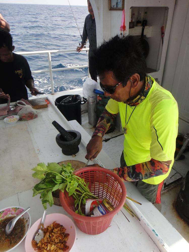 ผู้จัดการใหญ่ พ่อครัว กัปตัน สารพัดตำแหน่งในเรือเลยครับ พ่อผมเอง 555 (นับถือเหมือนพ่อเลยครับ)  :grin