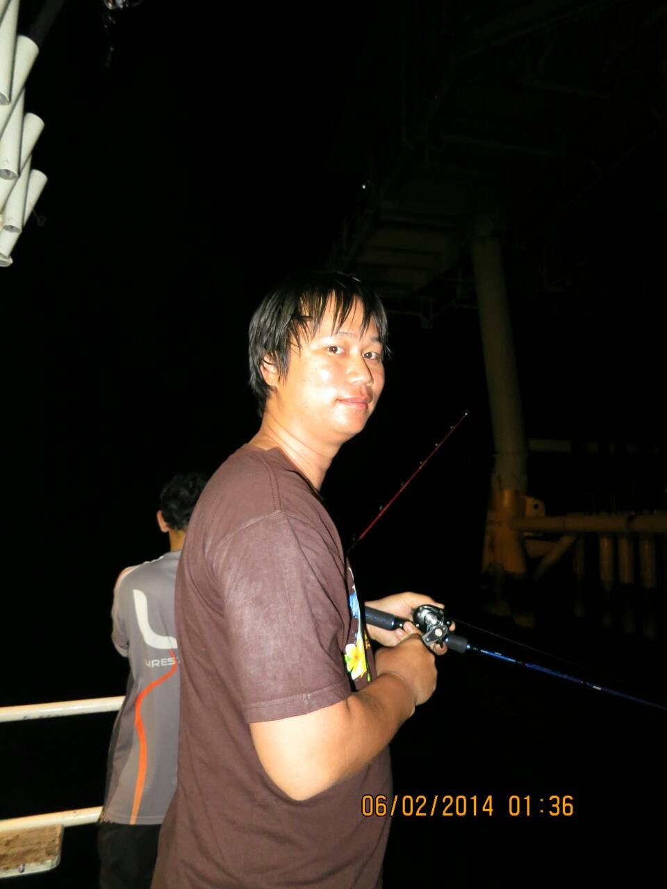 ยืนจิ๊กกันไป