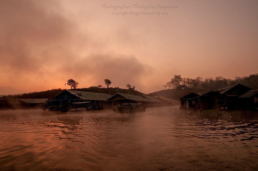 เราเก็บของลงเรือพร้อมออกเดินทาง แต่หมอกลงจัดมาก เราไม่สามารถขับเรือออกไปได้ในตอนนี้ สิ่งทำได้ถือถ่าย