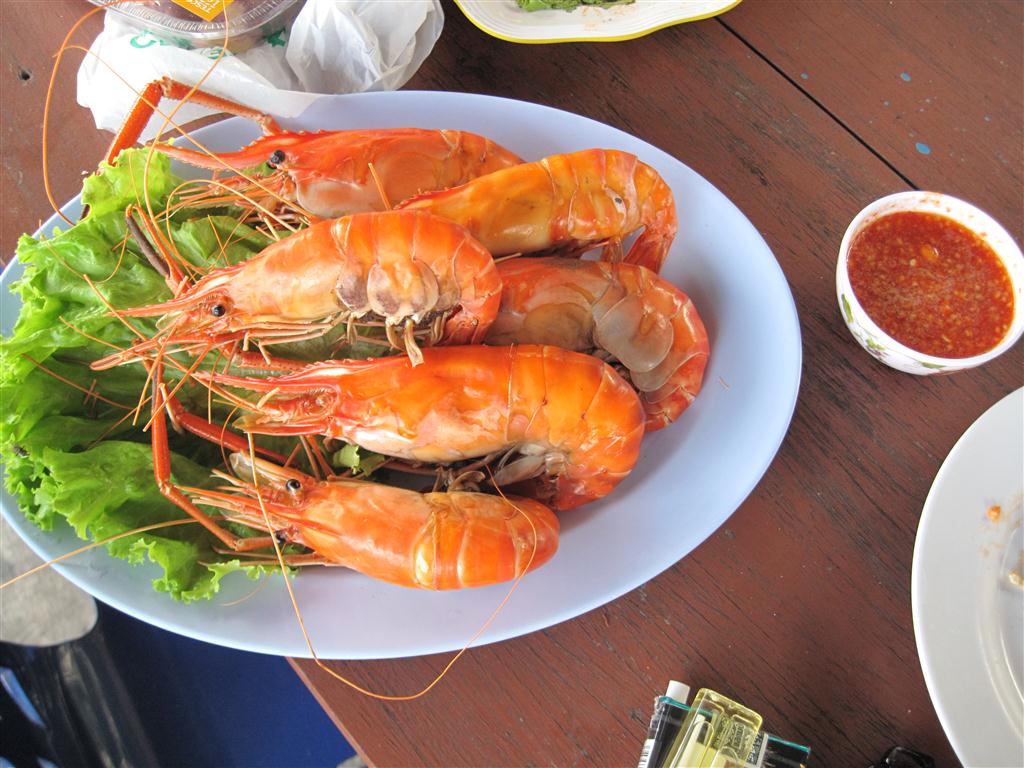 ทานกุ้งกันครับ 

 :umh: :umh: :umh: