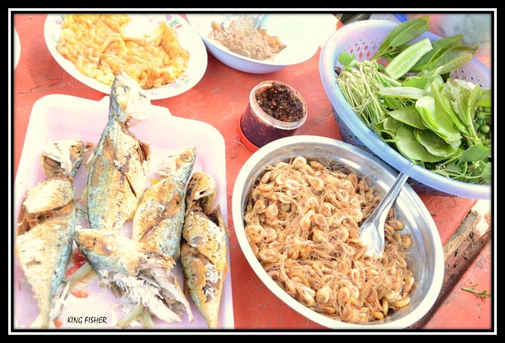 อาหารมื้อแรกแต่อร่อยถูกปากทุกคนด้วยน้ำพริก....ที่ขนมาจากแม่บ้านของใครบางคนบนฝั่งครับ :laughing: