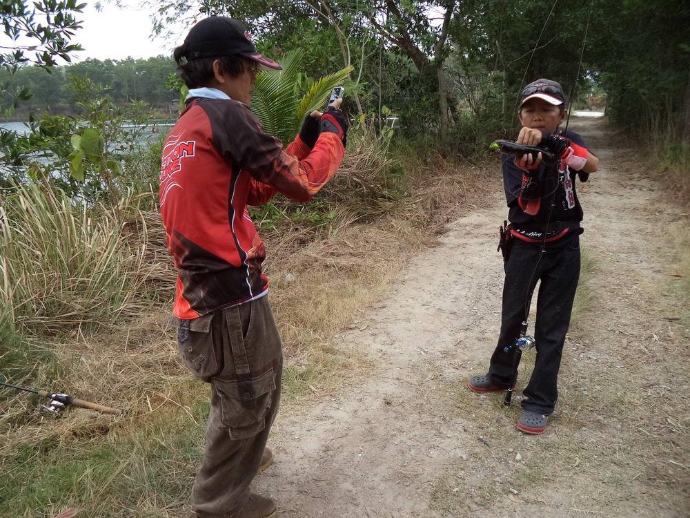 

ขับรถวนรอบอ่างมาถึงเห็นเค้าถ่ายรูปกันอีกแล้ว......เราขับรถวนรอบอ่างได้ตัวเดียว.....เค้ายืนตีที่เ
