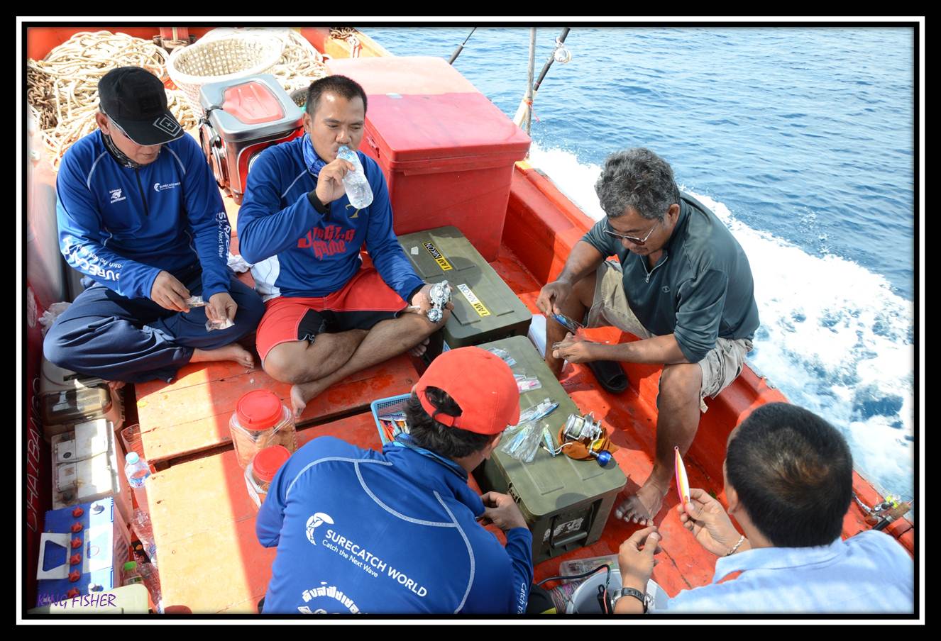 บนเรือเล็ก ๆ  แต่น้ำใจอันยิ่งใหญ่ของคนที่อยู่บนเรือ....มันเทียบกันไม่ได้เลยครับในการสดับรับฟังประสบก