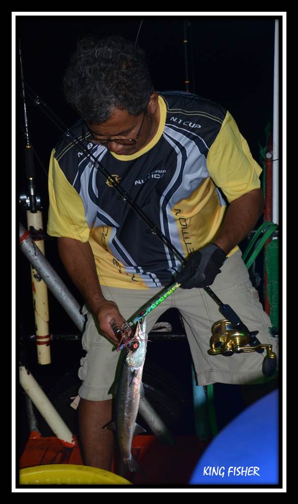 ส่วนน้าอวยพร...ก็โดนเจ้าถิ่น...."สากป๊อก".....ชวนย่ำราตรี....ซะแล้ว :laughing: :grin: