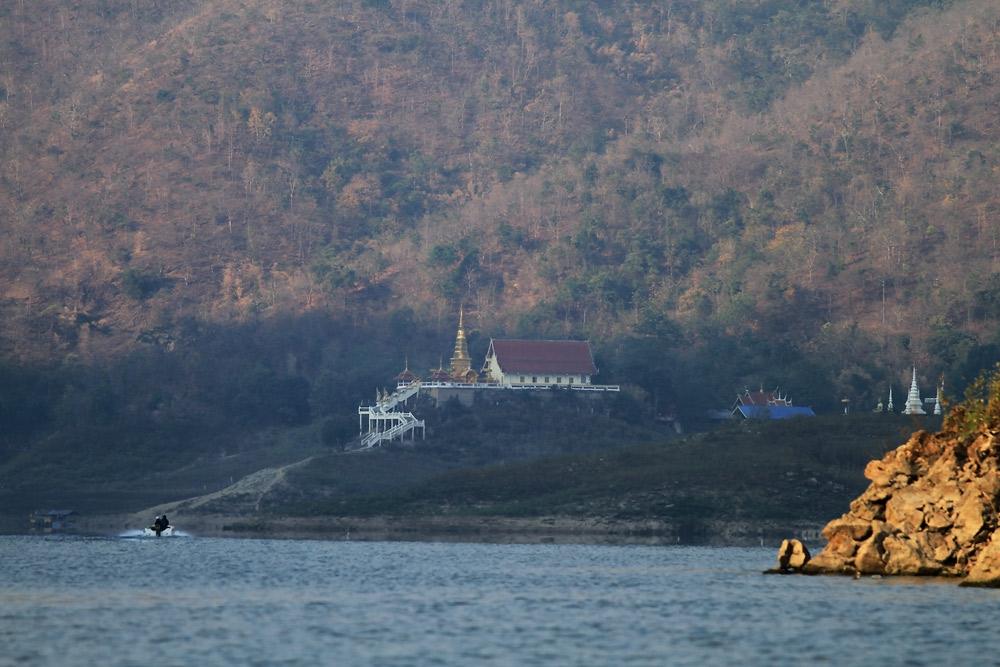 วัดแก่งสร้อยครับ ได้ยินมานานมาก วันนี้ได้เห็นเป็นบุญตา สาธุ :prost: :prost: :prost: