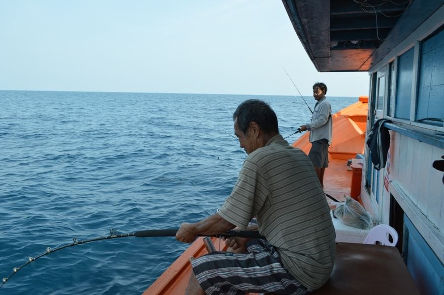 แต่ พา รุ่นหญ่าย มา ตกปลา มีหรอ ที่จะทำให้ผิดหวังครับ 

ผมเดินไปเดินมา ยังไม่ทันลงเบ็ดเลย ลุงคิ้ม 