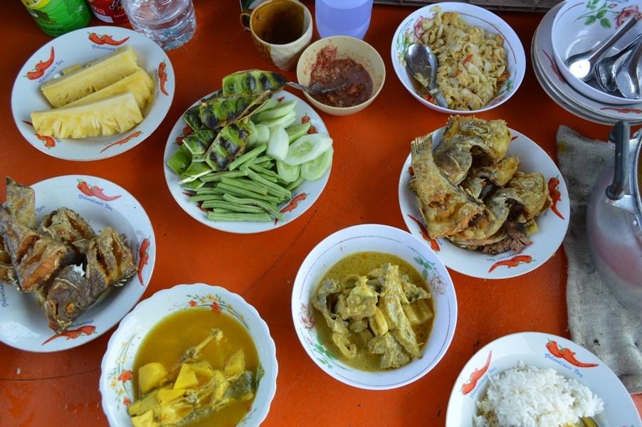 กับข้าว เต็มเลยครับ  รอบนี้ อิ่มกันสุด ๆ  

น้า ๆ ท่านใด ลงเรือ ก็เตรียม กับข้าว ไปให้พร้อมนะครับ 