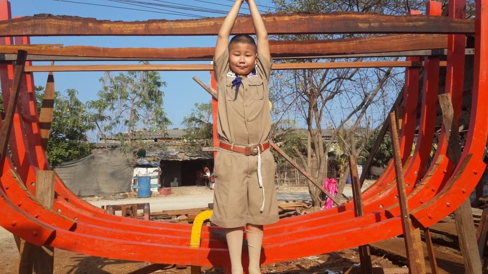 ความสูงของกราบเรือจากพื้นกระดูกงูครับ ประมาณ 180 cm.  น่าจะทำห้องนอนเล็กๆได้ซักห้องเนอะ อิอิ :love:
