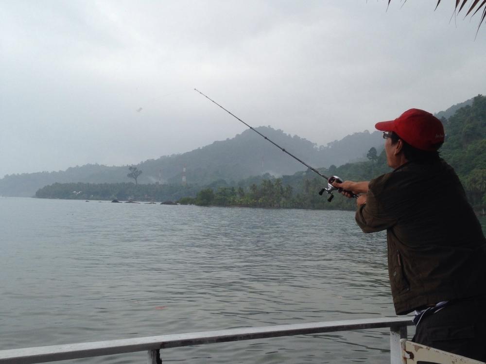 หลังจากออกเรือคันยับกับลุงเปาได้ไม่ถึง20นาฝนก็เทลงมาต้องกลับเข้าฝั่ง
มาหวดชายฝั่งก็ยังพอได้ :cheer: