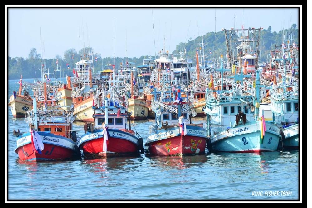 บรรยากาศรอบ ๆ ท่าเรือที่เราไปลงเรือครับ......เหมือนท่าจอดรถ บ.ข.ส.  ละม้าย หมอชิต หรือสายใต้ใหม่...แ