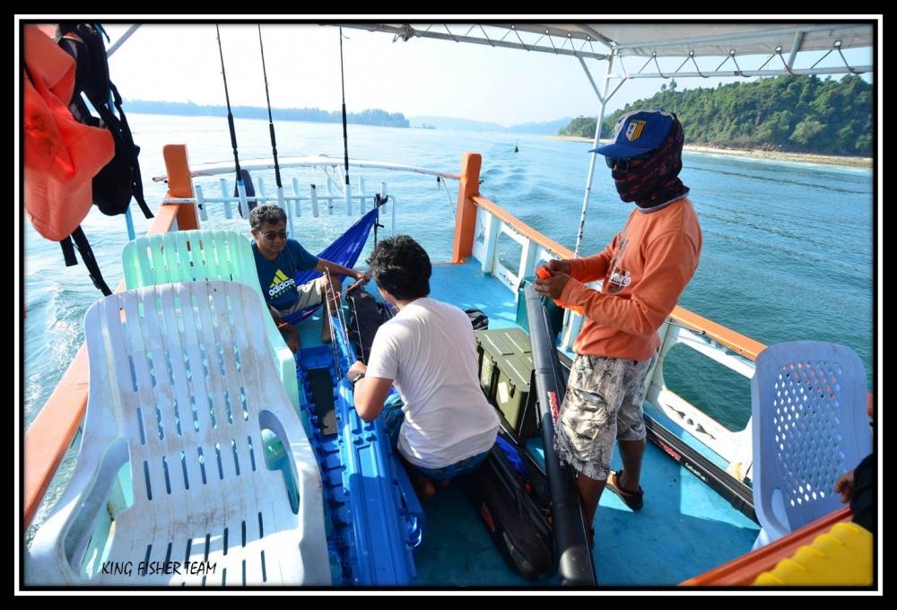 บนหลังคาเรือ....ก็เริ่มกระบวนการละครับ...จัดการกับอุปกรณ์...ประกอบชุด ประกอบคัน...สำรวจทรัพยากรของตน