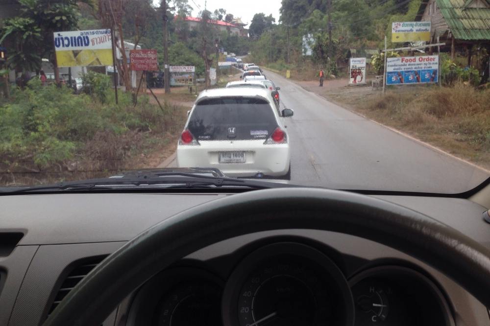 รอเรือยนต์ข้ามฝั่ง รถติรอนานเป็น ชมแย้วววว :sad: :sad: