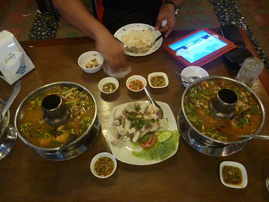  [center]หลังจากตกตาเหลือกแล้วเราก็กลับ

ช่วงค่ำนำปลาเก๋าที่ตกได้เปลี่ยนเป็นมื้อค่ำ เรานำปลากลับแค