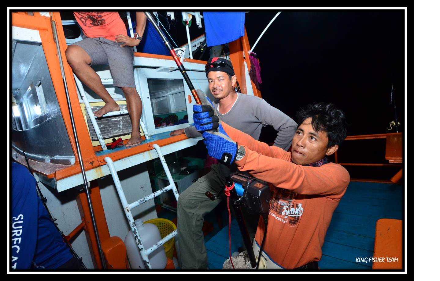 ผ่านไปเกือบ 5 นาที ก็ไม่มีทีท่าว่าจะหยุดวิ่ง...ครับ   สายพีอี 10 ยังวิ่งออกจากหลอดสปูนเป็นระยะ ๆ 
ท