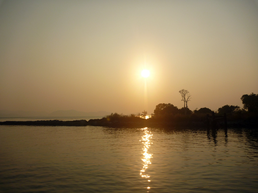  [center]เที่ยวนี้ลากคายัคข้ามฟากไปเกาะช้างครับ[/center]