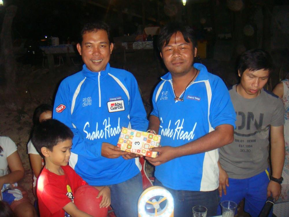 น้าบูรณ์ รับของขวัญจากท่านประธาน