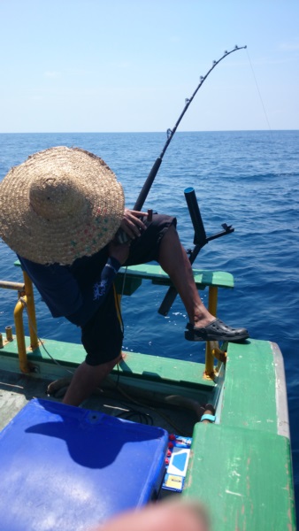  [center]ครูฉัตร ประจำการอยู่ท้ายเรือ กับท่าสวยๆ[/center]