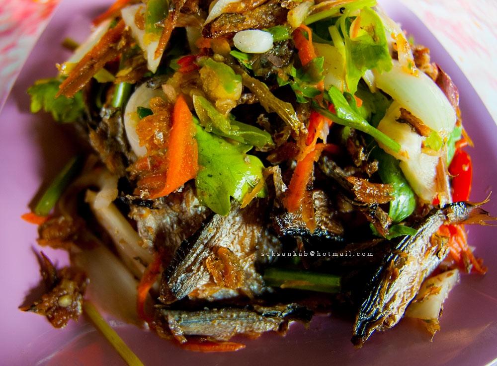 จากนั่นเราก็ขับเรืออกมาถึงท่าก้อ  แวะกินข้าวก่อนเอาเรือขึ้น 
ใครมาท่าก้ออย่าลืมสั่งน่ะครับ  ยำปลากร