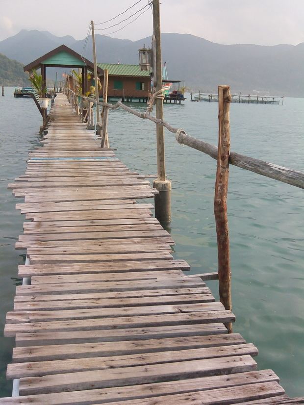 ที่เขานอกมีสะพานยาวๆ แบบนี้ไว้ให้ตกหมึก แถมเปิดไปล่อหมึกให้ด้วยครับ.......ปลายสะพายตกปลาหน้าดินได้ 

