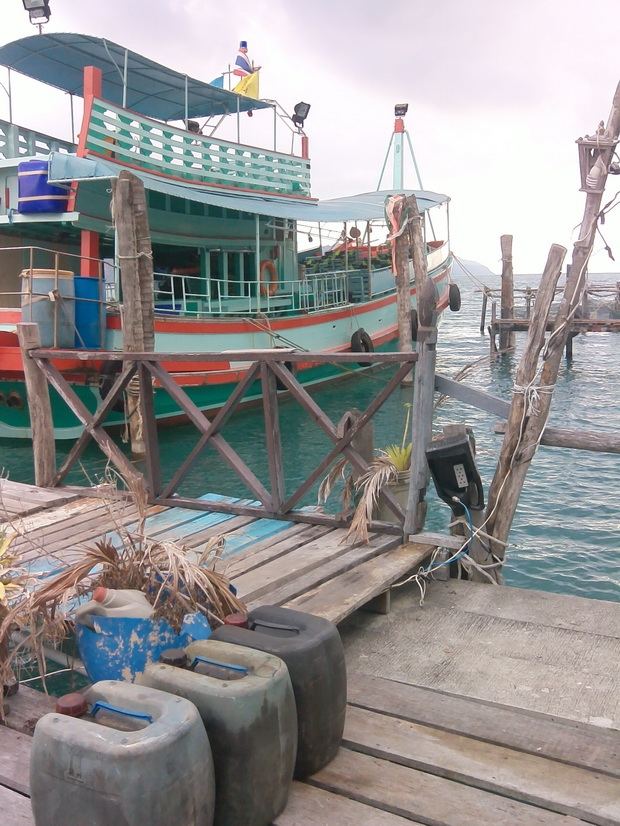 และแล้วผมก็พายเรือคายัค เดินทางเลาะ แนวชาดหาดมาเรื่อยๆๆ ผ่านชายหาด ถึงหมู่บ้านบางเบ้า และไปถึงสะพานบ
