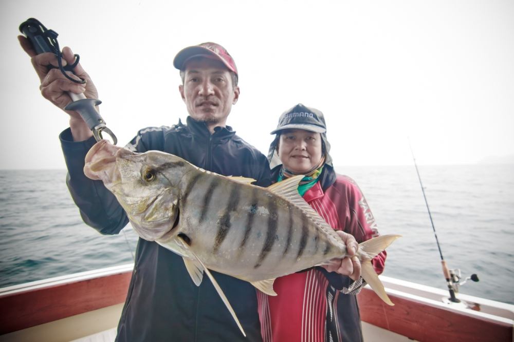 หลังเรือ พี่ลอ+พี่เจียบ เจอสัตว์ใหญ่ 555