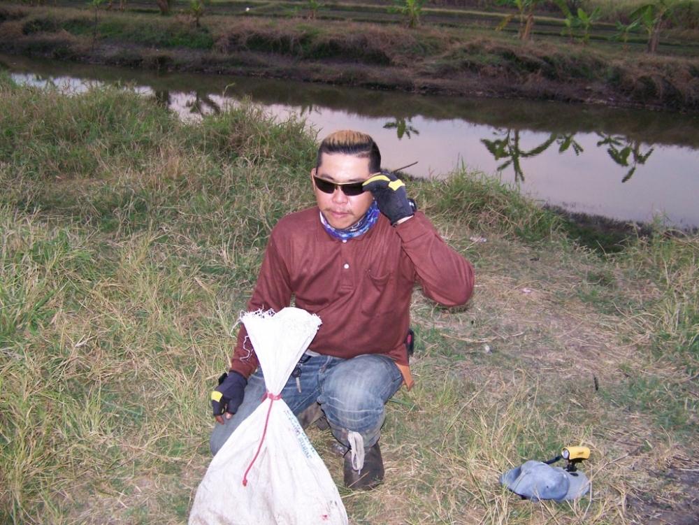 เก็บปลาใส่ถุงเตรียมตัวกลับบ้านแล้วคับ  :smile: :smile: