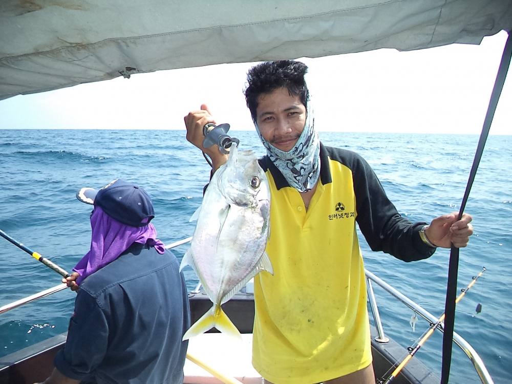 จะออกไปแตะขอบฟ้าสุดท้ายว่าโชคชะตาไม่เข้าใจเรียนรู้และสู้ไป ชิวิตมันยังยืนที่จะไป