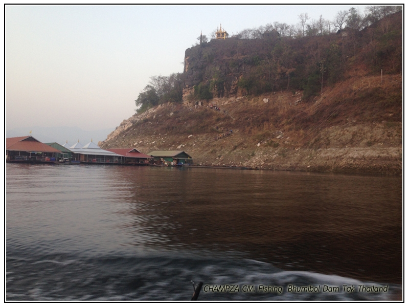 ชาวบ้านพากันไปทำบุญที่วัดบนเกาะครับ