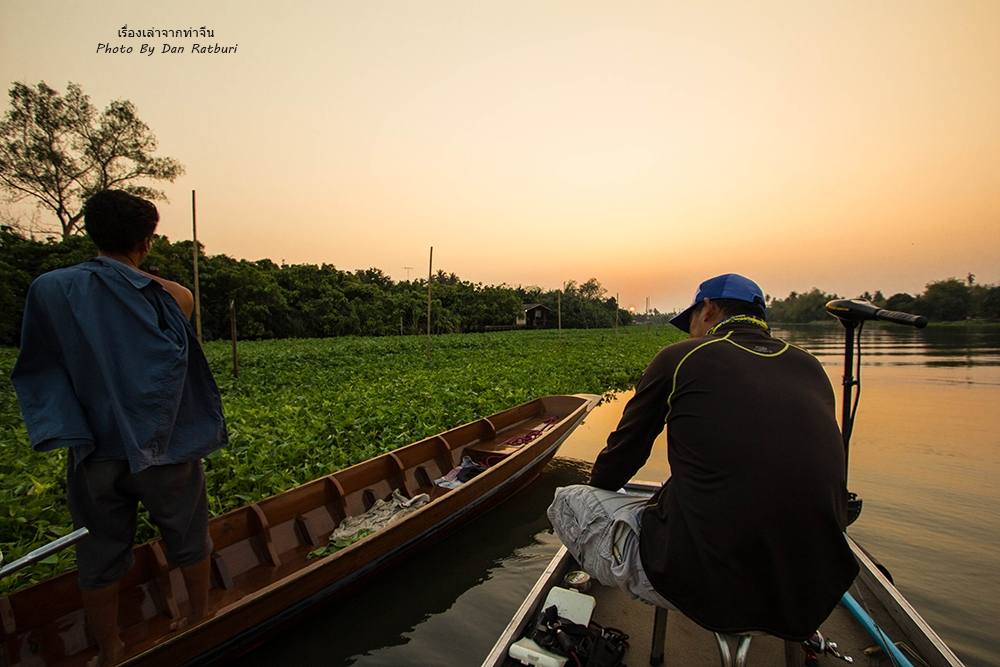 น้าท่านนี้เห็นน้าเอ๋ได้ปลา เลยจอดเรือแวะมาทักทาย น้าเค้าก็ชอบตกปลาเหมือนกัน
น้าเอ๋ คุยแล้วถูกคอ เลย