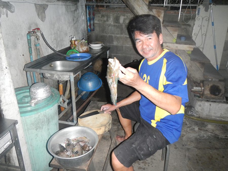 
    เมื่อถึงบ้านล้างรถล้างเรือเก็บของเรียบร้อยแล้ว  เช็ฟโอ๋ก็ลงมือแปรรูปวัถุดิบเลยครับ  จับเวลา...