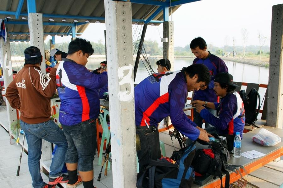 ใกล้จะได้เวลาการแข่งขัน นักตกปลาก็เริ่มเตรียมตัว กันแล้วครับ :cool: :cool: :cool: