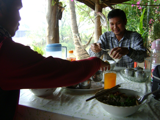 ร้านนี้เลยครับ  ร้านประจำ ของเทวดาหลานย่า ผ่านทุกครั้ง กินทุกครั้ง  :love: :love: