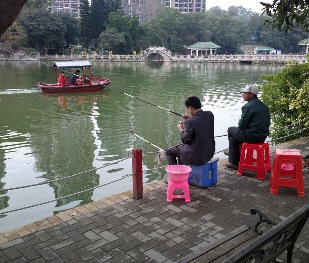 เราคนชอบตกปลา เห็นหนุ่มจีนเค้าตกปลาเก้บภาพมาฝากครับ   อุปกรณ์ครบเลย เซียนสปิ๋ว