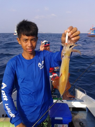  :cool: :cool:วันนี้เรือเยอะครับ เข้ายาก ไม่ตรงรังหมึก เรยได้แค่พอกินครับ  :laughing: :laughing: :la