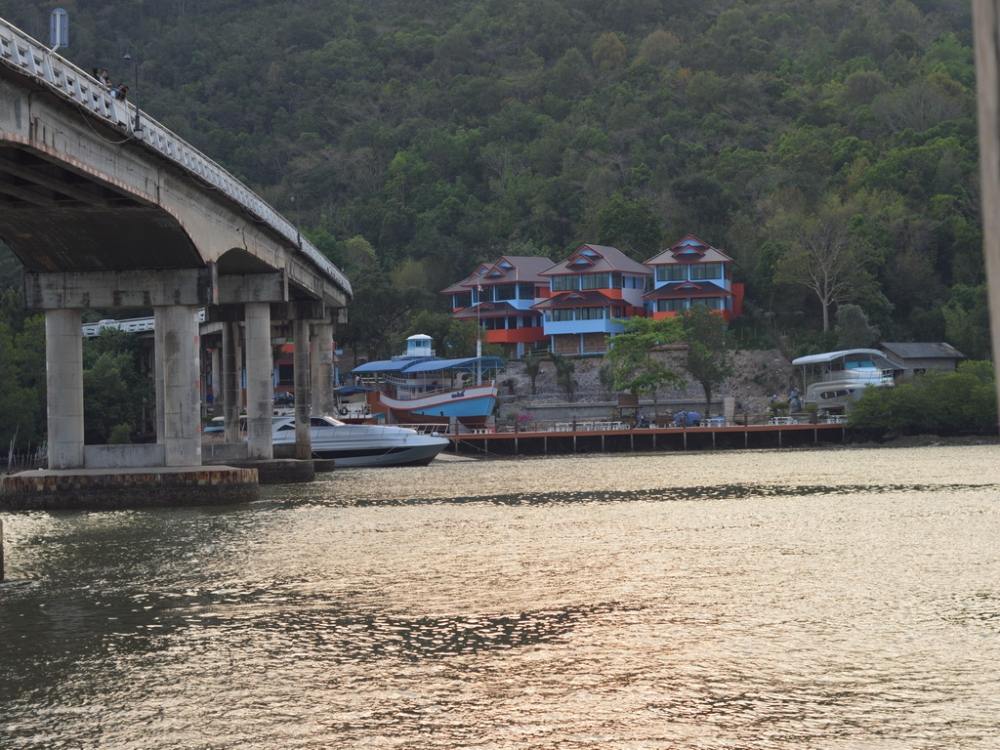 
  จ้าหลาวจันทบุรี   ท่าเรือตกปลา จุดชมวิวเเละสถานที่ท่องเที่ยวของเมืองจันท์ที่หนึง 


 :smile: 