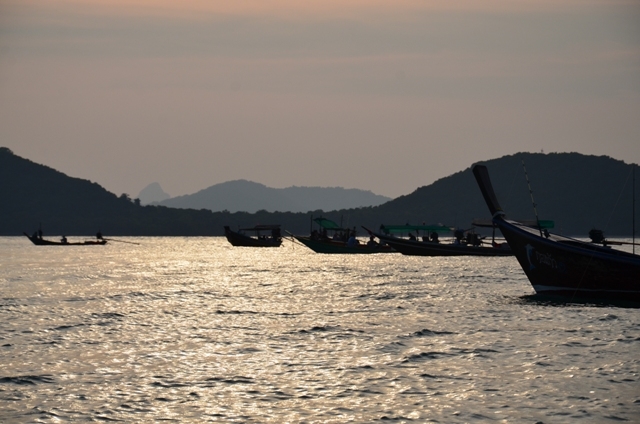  1 วันแรก โฉม 1 สร้อย 1 ปลากับข้าว ฯลฯ  เรือน้อยใหญ่ ยังรอฝูงปลาเข้าจนนาทีสุดท้าย :smile: