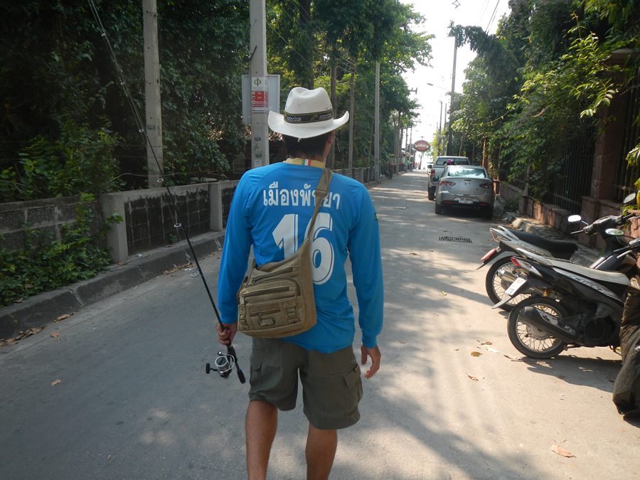    

  เดินครับก็ประมาณ  200  เมตรถึงหาดครับ.