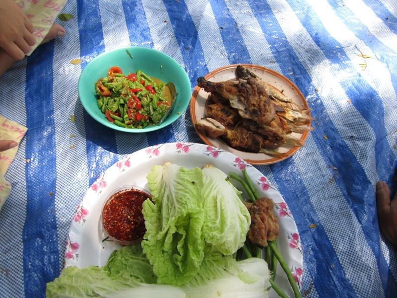 ++กินข้าวเช้าครับน้าตำถั่วย่างไก่ ย่างปลาสร้อยที่ตกตอนกลางคืน++ :cheer: :umh: :grin: