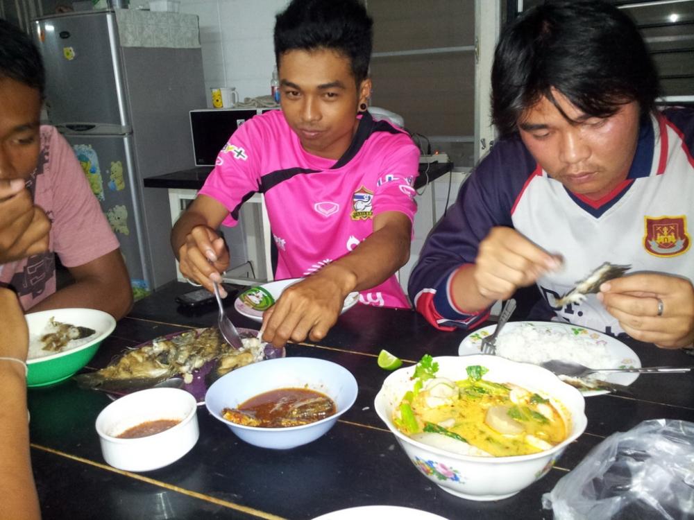 และจะให้อร่อยต้องมีเพื่อนกินข้าวด้วย มาครับกินข้าวกัน :grin: :umh:
