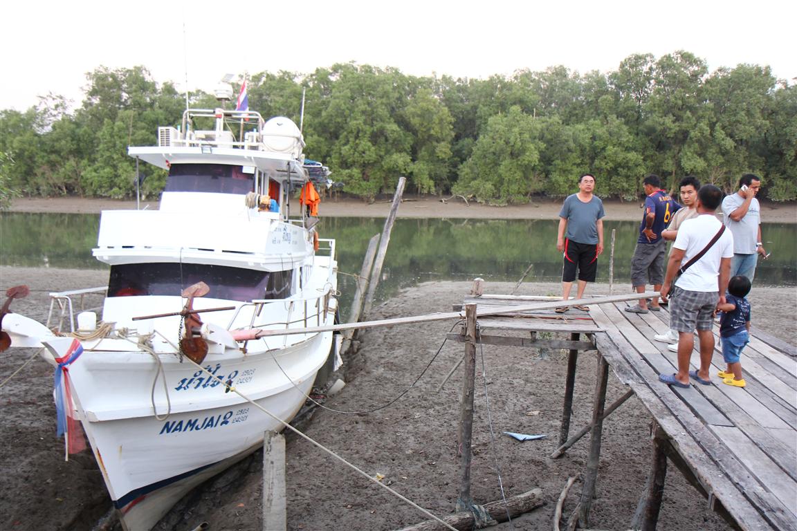 เดินทางกันต่อถึงเรือเอาเย็นๆเลย(แวะตลอดทาง) เตรียมโหลดของลงเรือไว้ก่อนครับ
